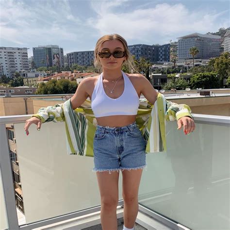 Emma Chamberlain Bio, Age, Height, Boyfriend,。